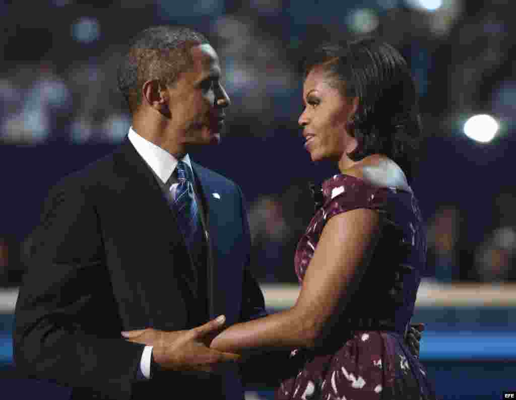 La primera dama de EE.UU., Michelle Obama (d), abraza al presidente estadounidense, Barack Obama, en la clausura de la convención del partido Demócrata en Charlotte, Carolina del Norte.