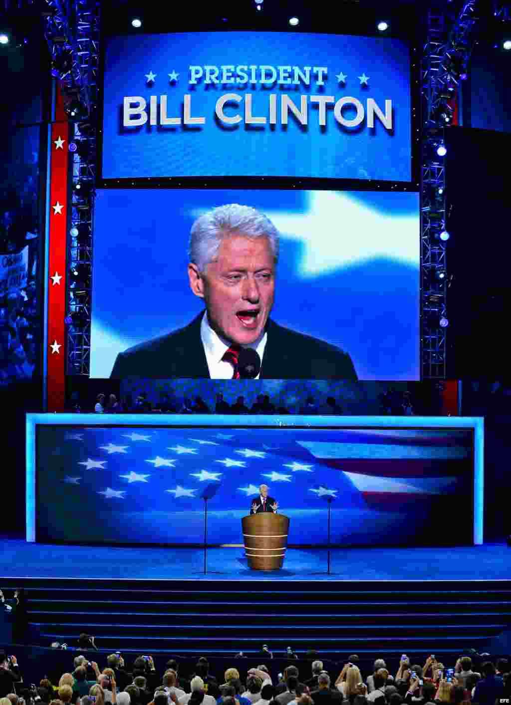 Bill Clinton se dirige a los delegados en la convención demócrata en Carolina del Norte.