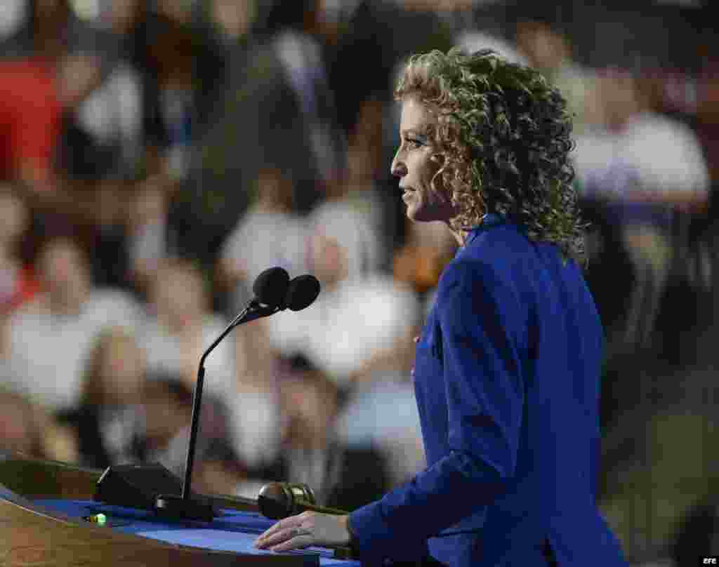La directora del Comité Nacional Demócrata, Debbie Wasserman Schultz, habla a los delegados el 6 de septiembre de 2012, en la clausura de la convención del partido Demócrata en Charlotte (EEUU).
