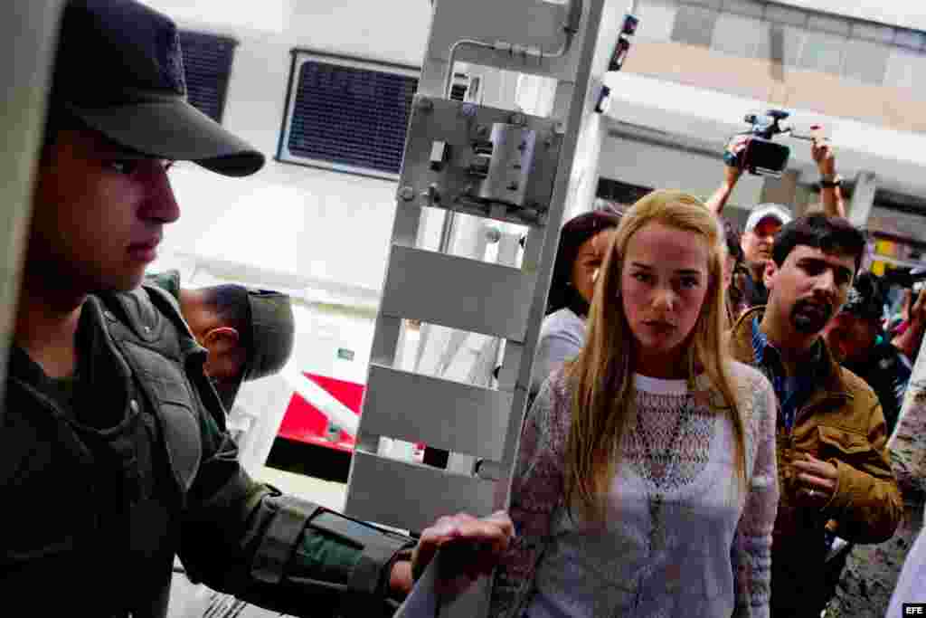 Lilian Tintori, esposa de Leopoldo López, permanece en las inmediaciones del Palacio de Justicia